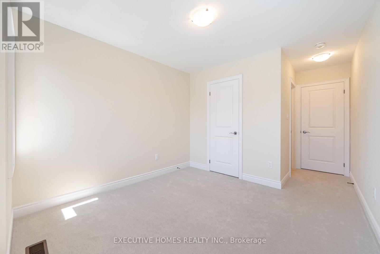 Photo 9 of 14 Mac Campbell Way, Bradford West Gwillimbury ON