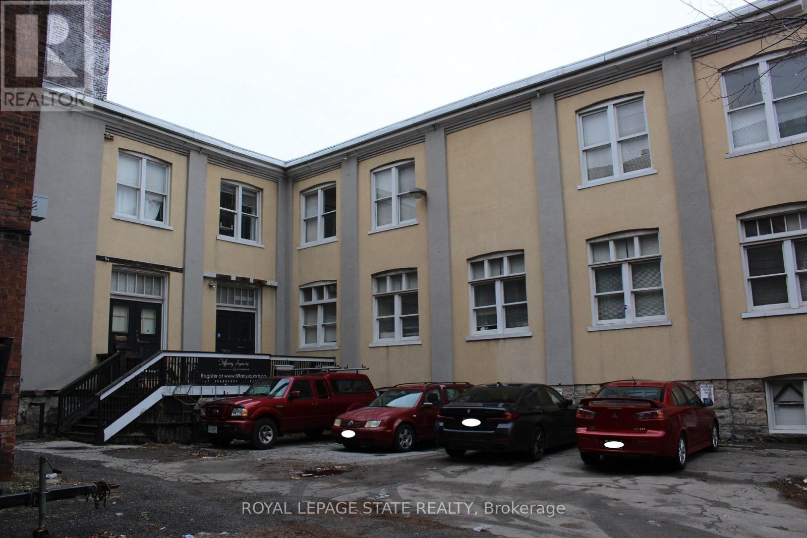 Photo 3 of 12 Walnut Street S, Hamilton ON