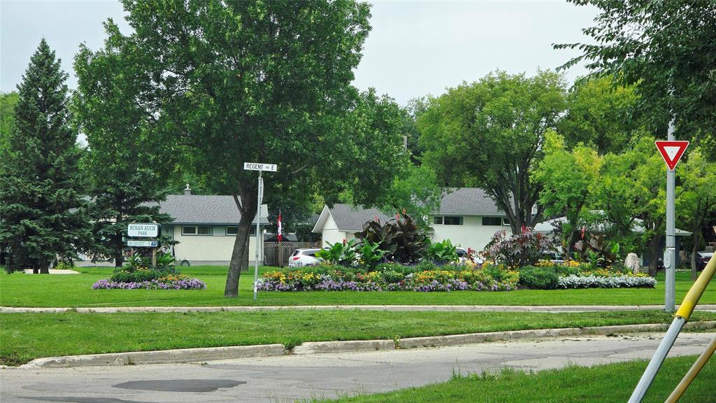 Photo 36 of 558 Regent Avenue E, Winnipeg MB