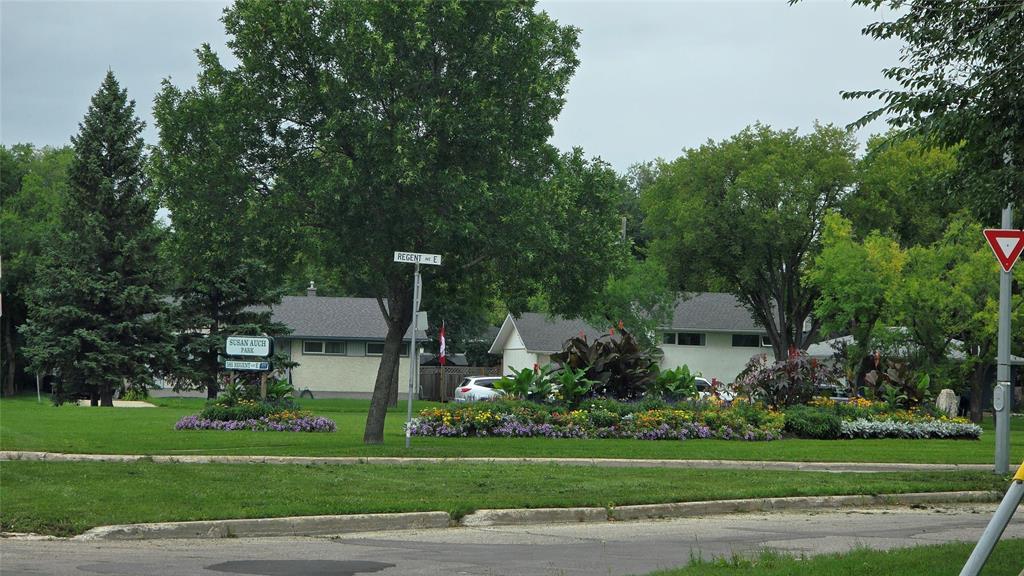 Photo 37 of 558 Regent Avenue E, Winnipeg MB