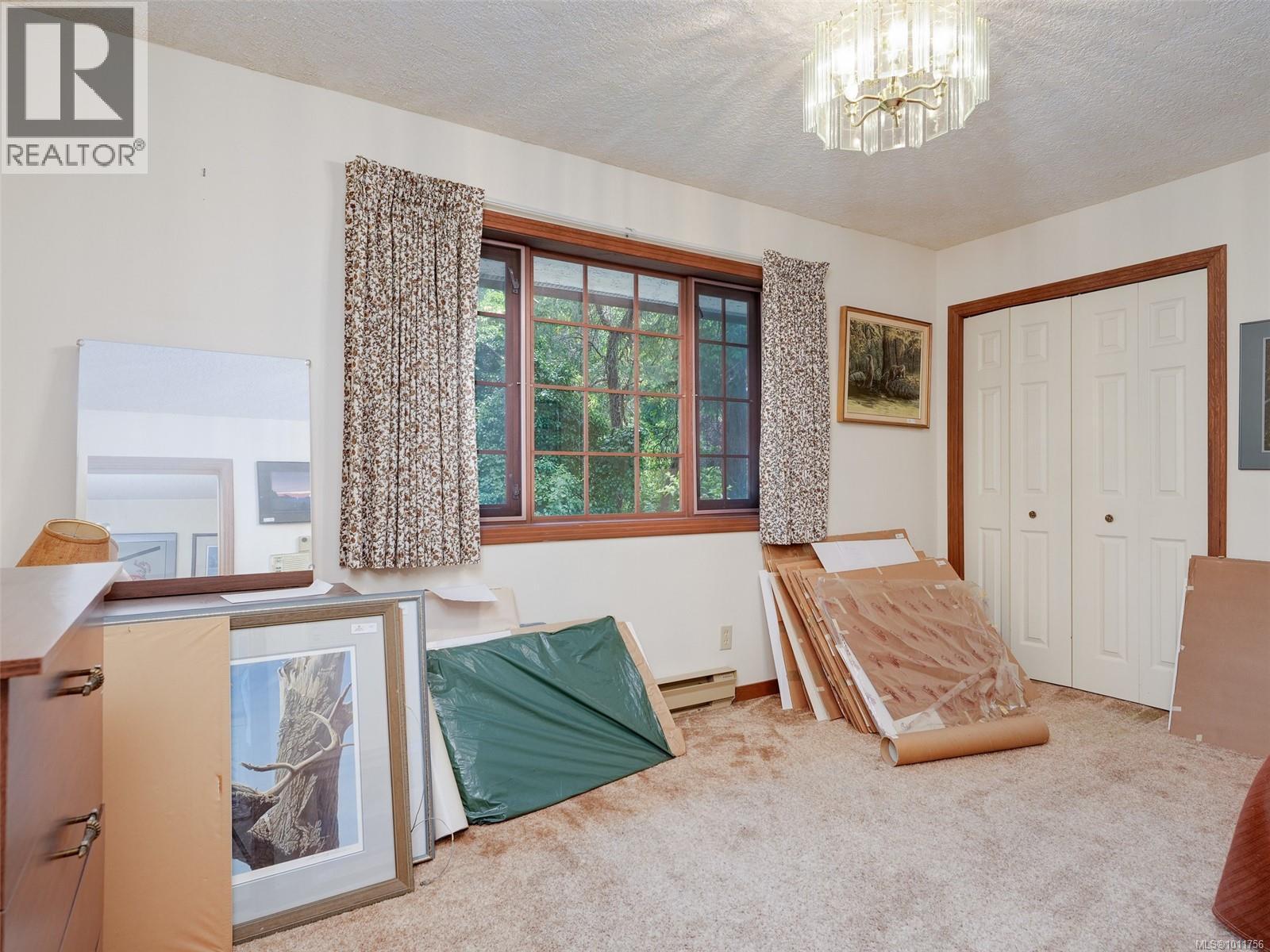 Photo 8 of 2565 Annabern Cres, Saanich BC