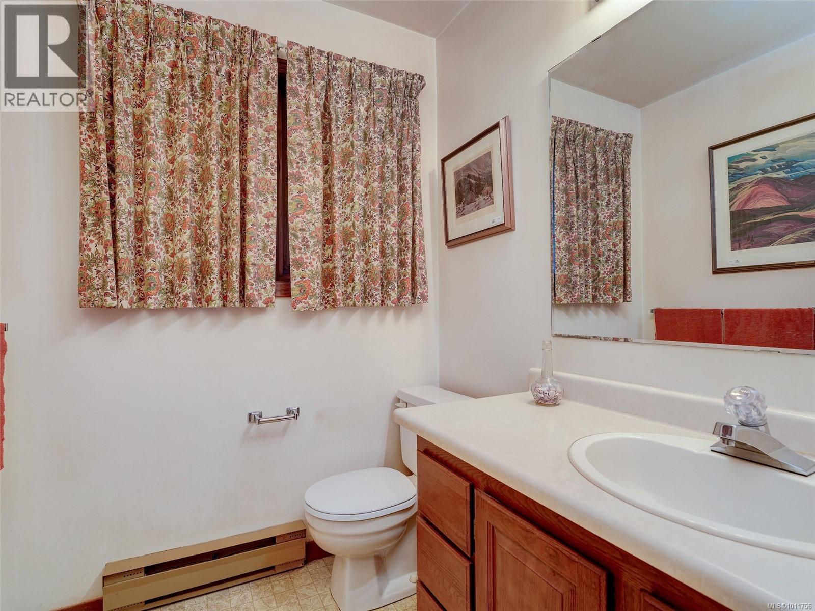 Photo 26 of 2565 Annabern Cres, Saanich BC