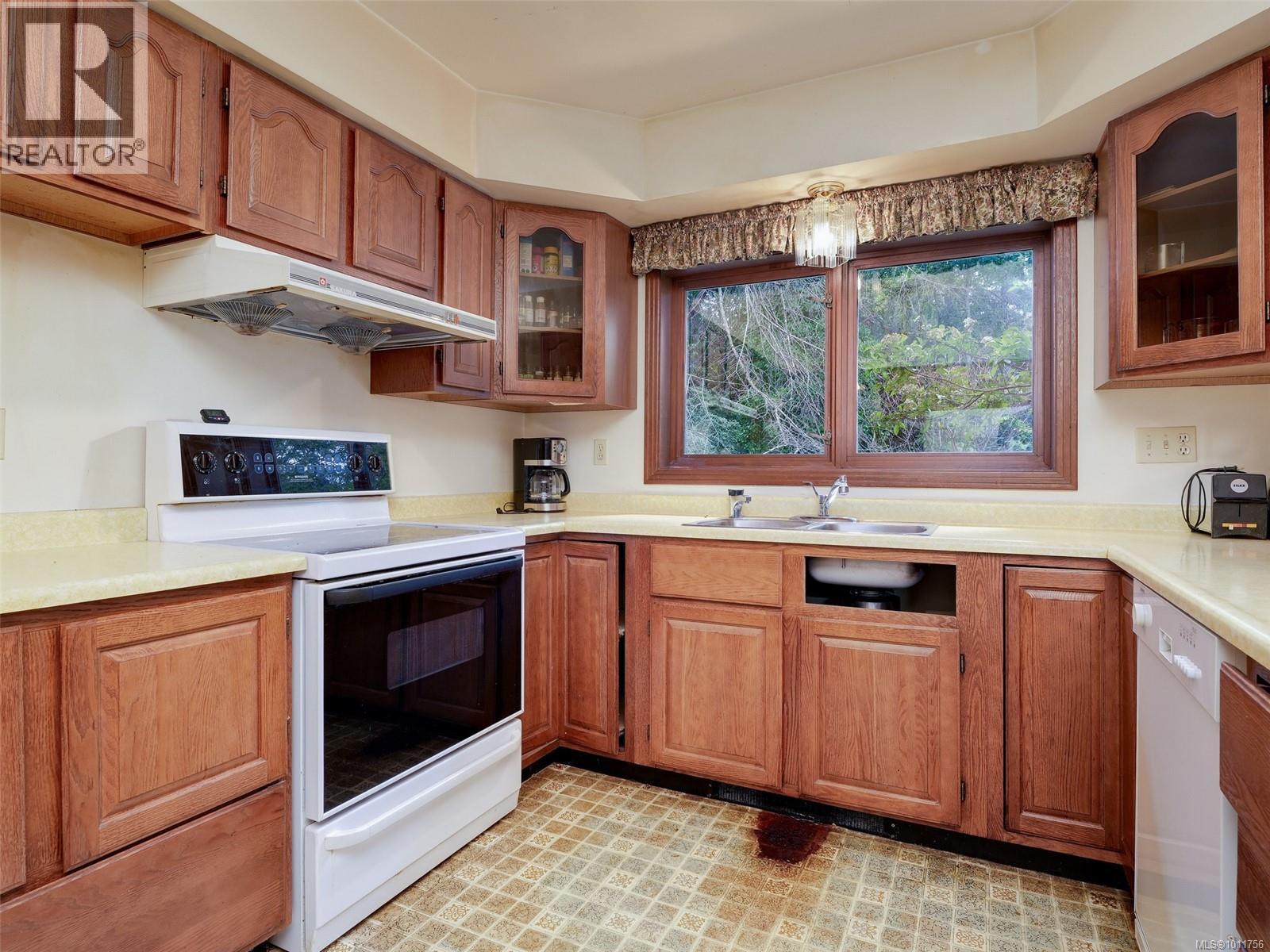 Photo 18 of 2565 Annabern Cres, Saanich BC