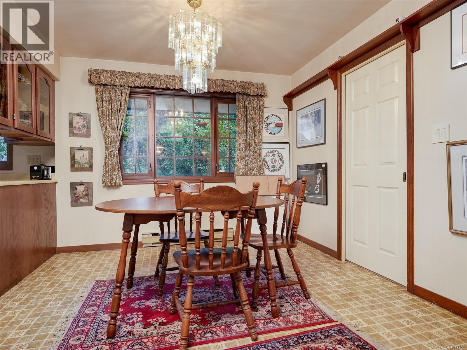 Photo 4 of 2565 Annabern Cres, Saanich BC