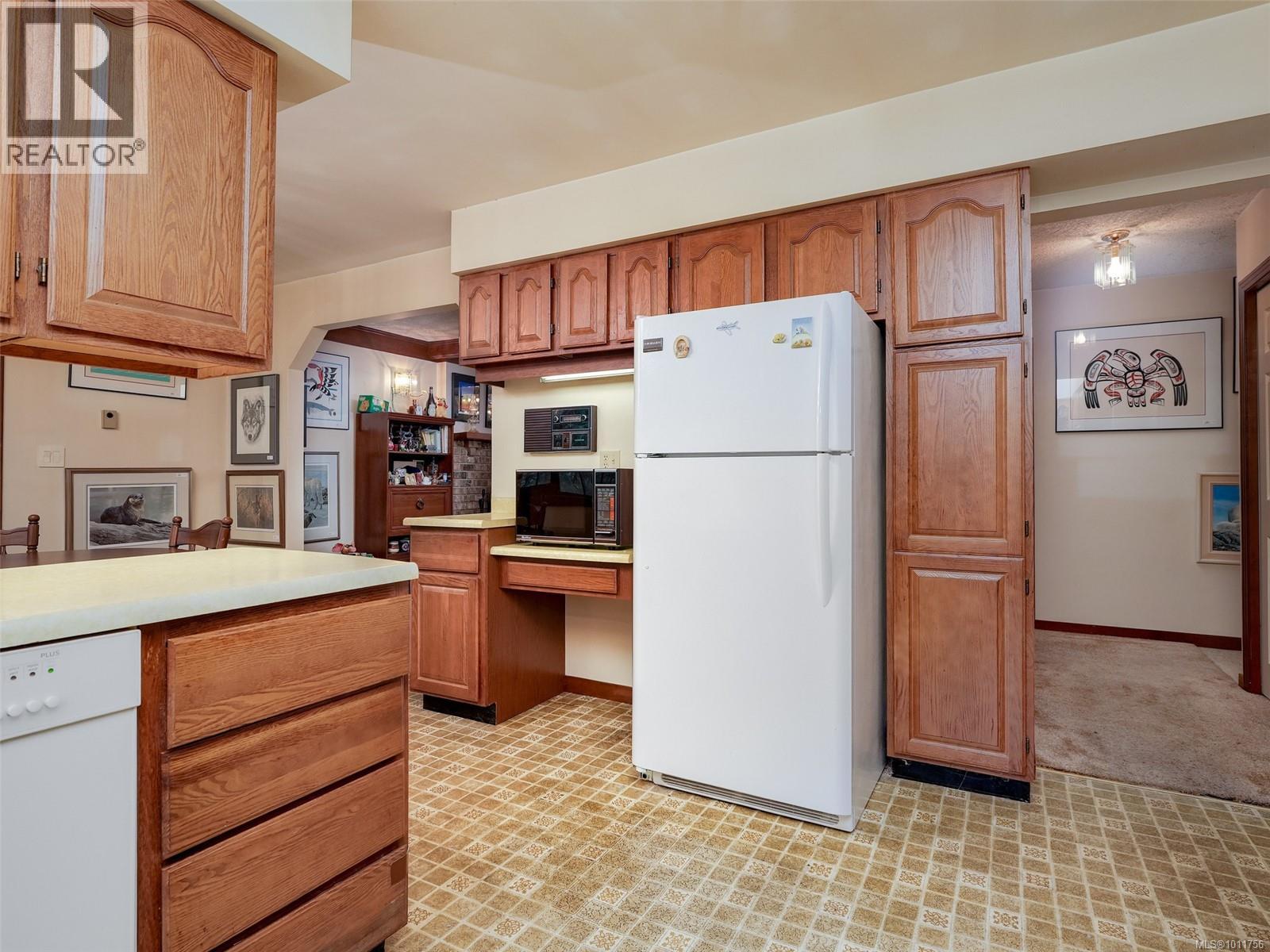 Photo 5 of 2565 Annabern Cres, Saanich BC