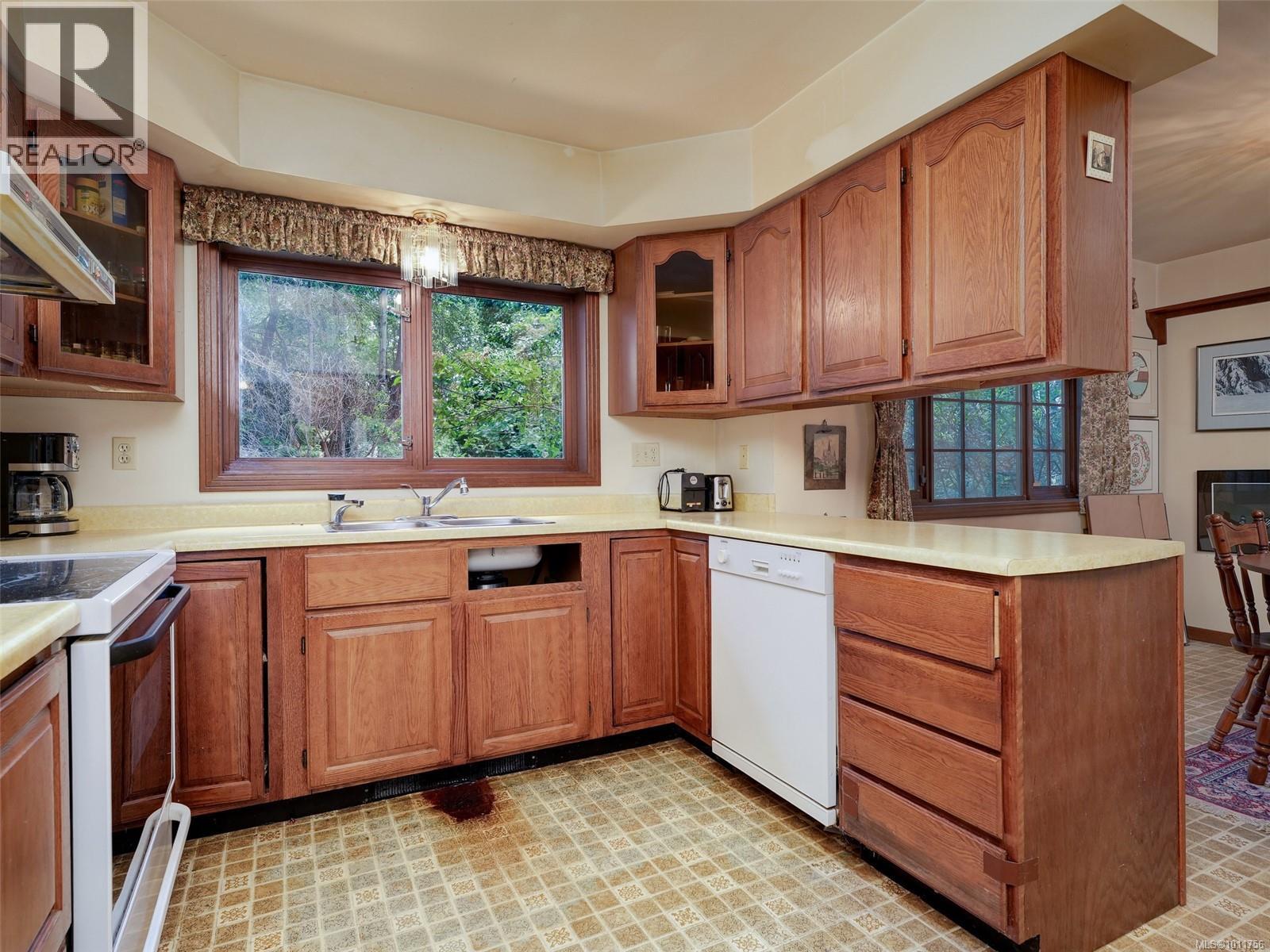 Photo 24 of 2565 Annabern Cres, Saanich BC