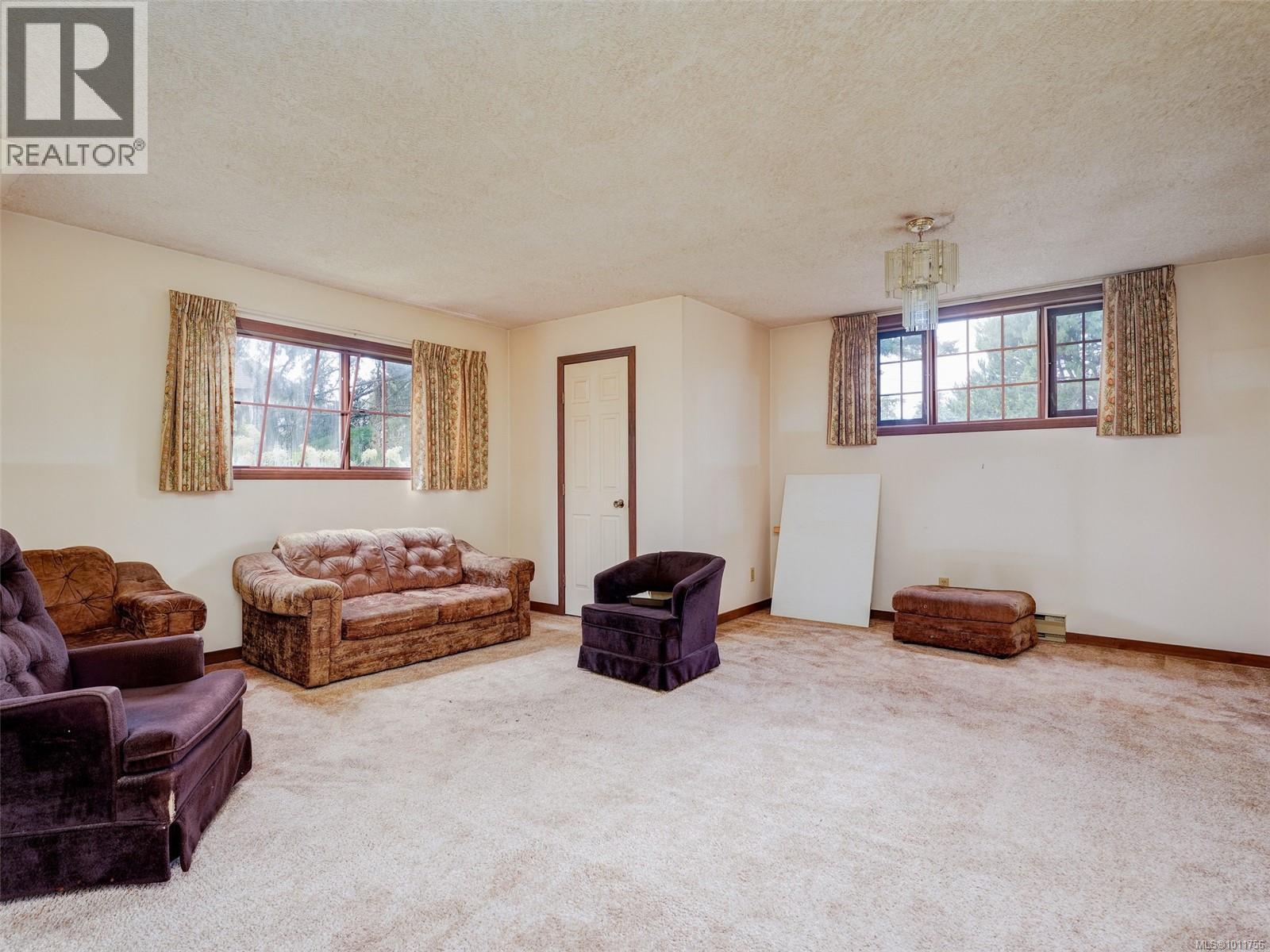 Photo 12 of 2565 Annabern Cres, Saanich BC