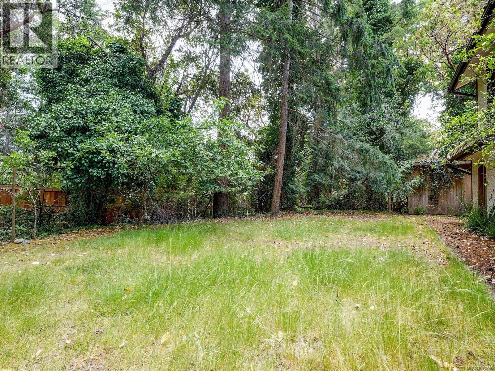 Photo 14 of 2565 Annabern Cres, Saanich BC