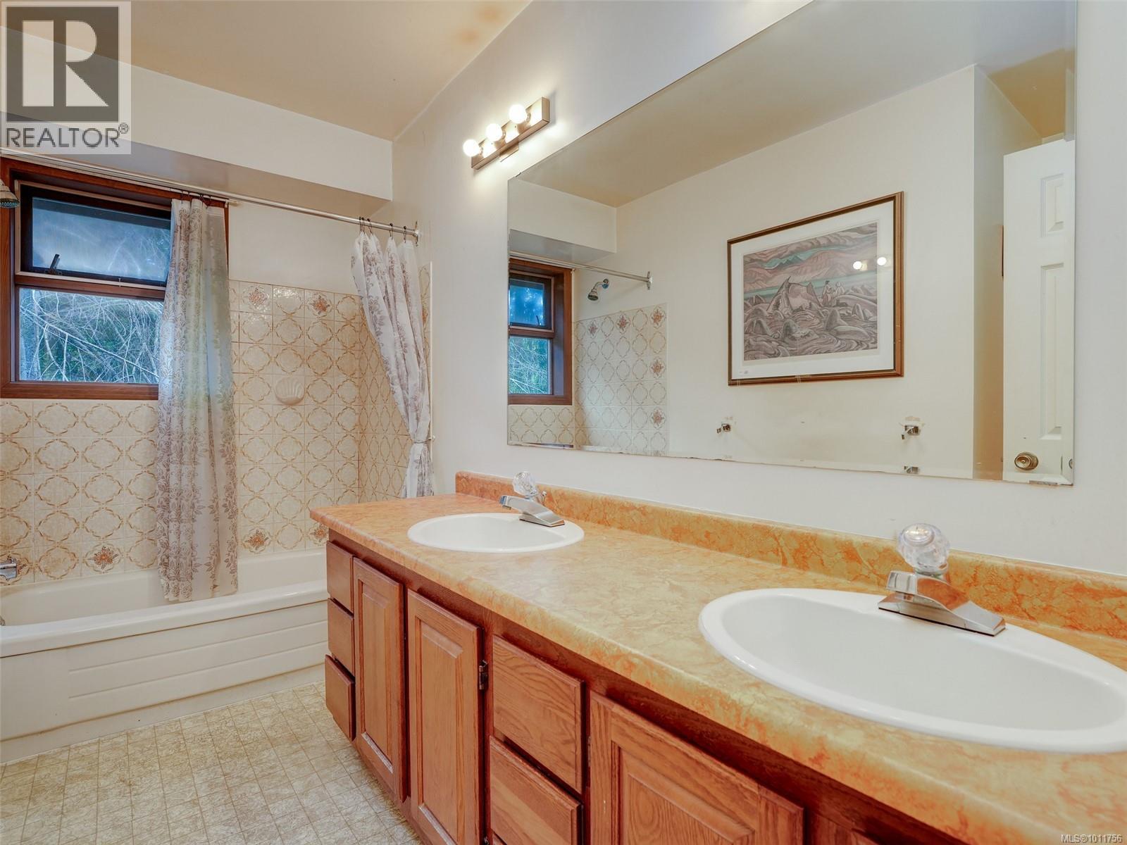 Photo 13 of 2565 Annabern Cres, Saanich BC