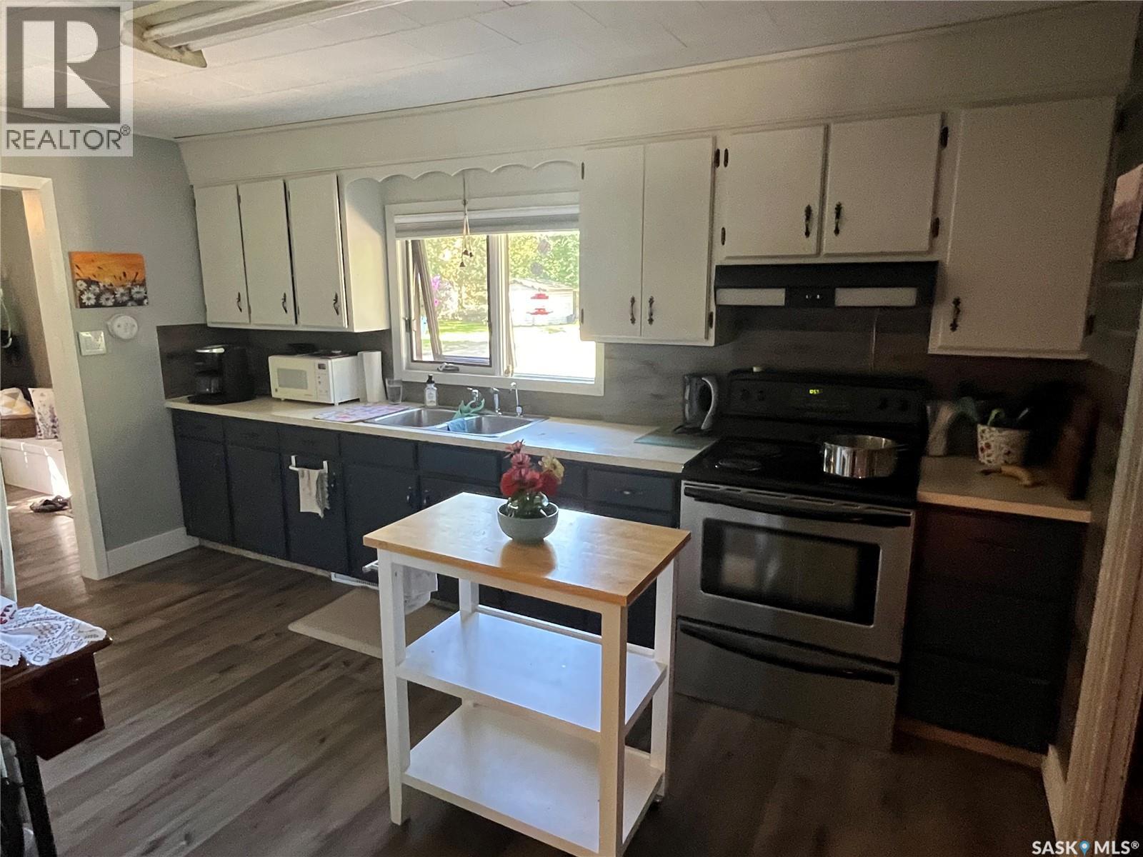 Photo 10 of 225 First Street Ne, Wadena SK