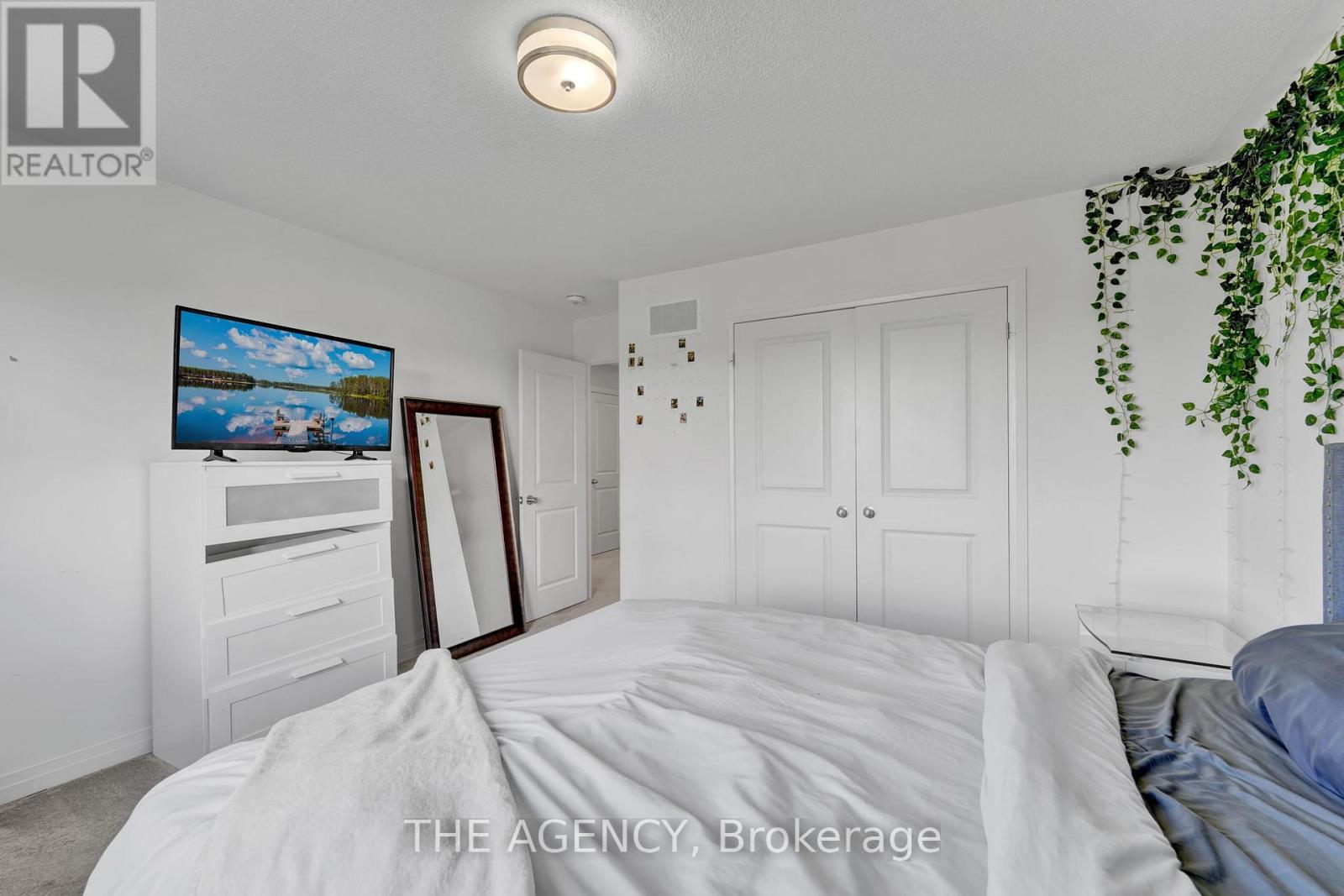 Photo 32 of 115 Yacht Drive, Clarington ON