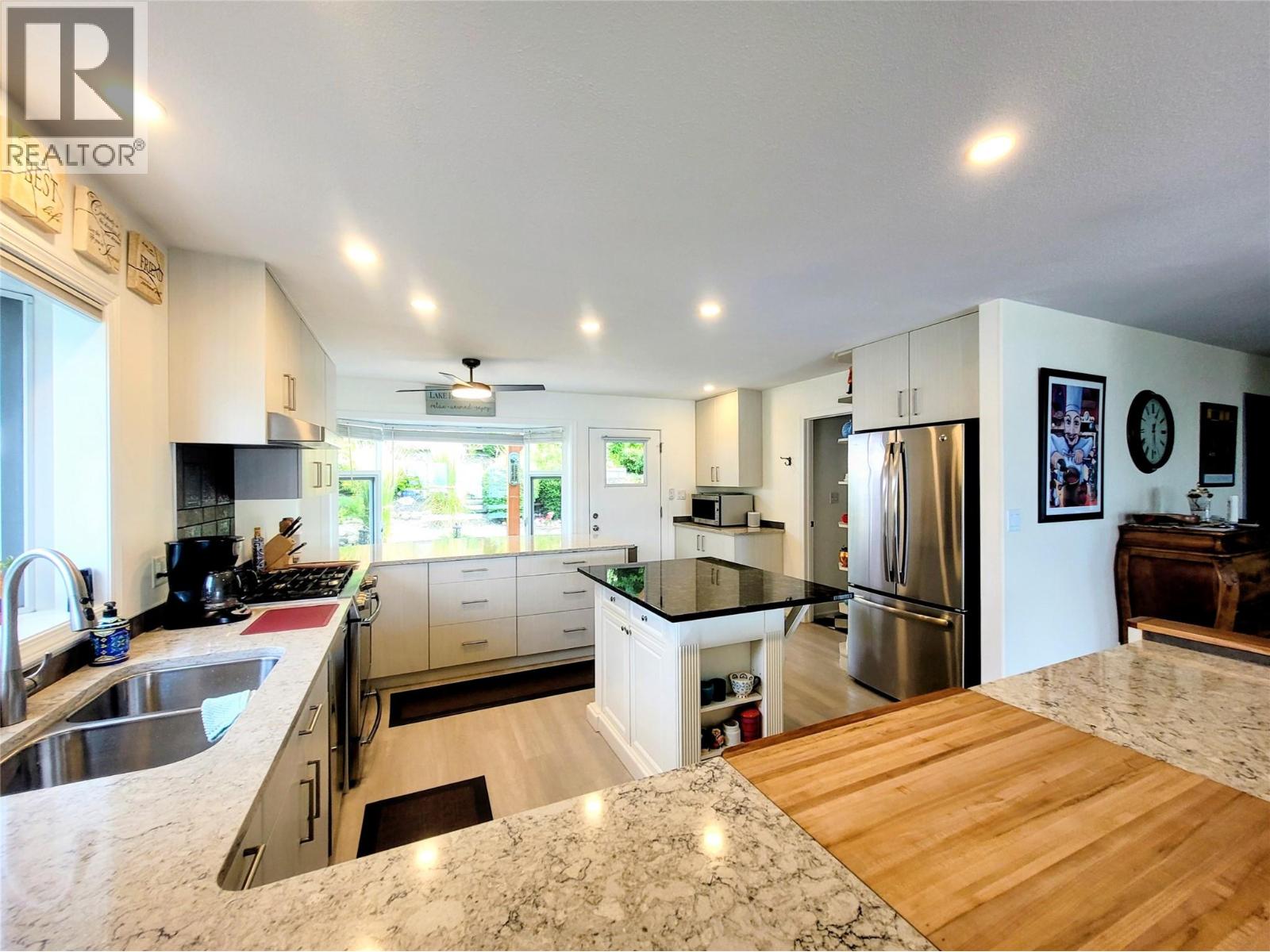 Photo 4 of 4410 Lakeshore Road Ne, Salmon Arm BC