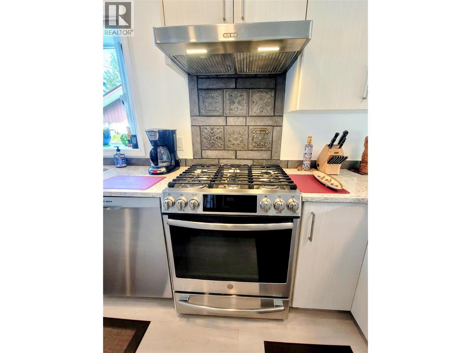 Photo 14 of 4410 Lakeshore Road Ne, Salmon Arm BC