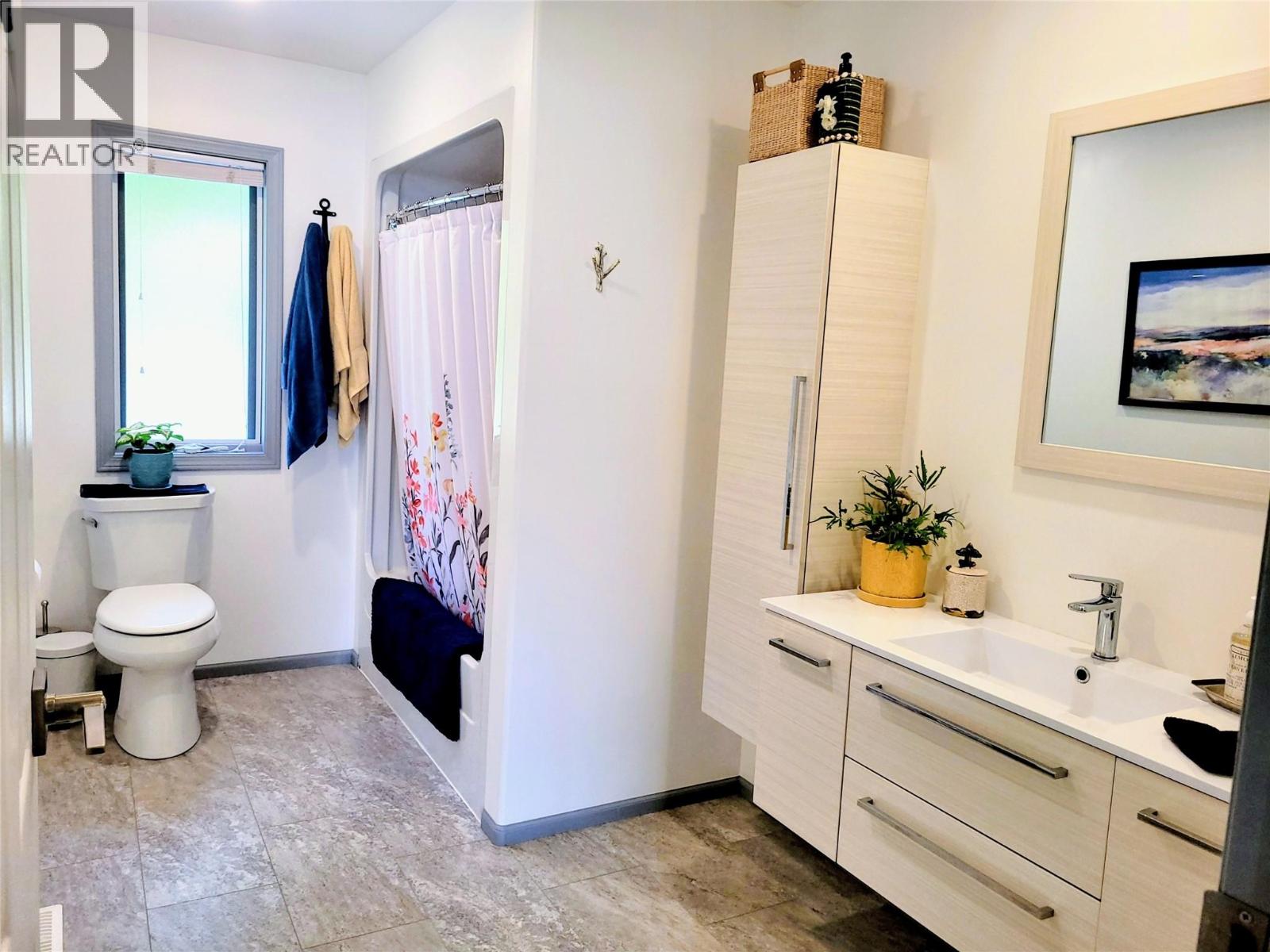 Photo 18 of 4410 Lakeshore Road Ne, Salmon Arm BC