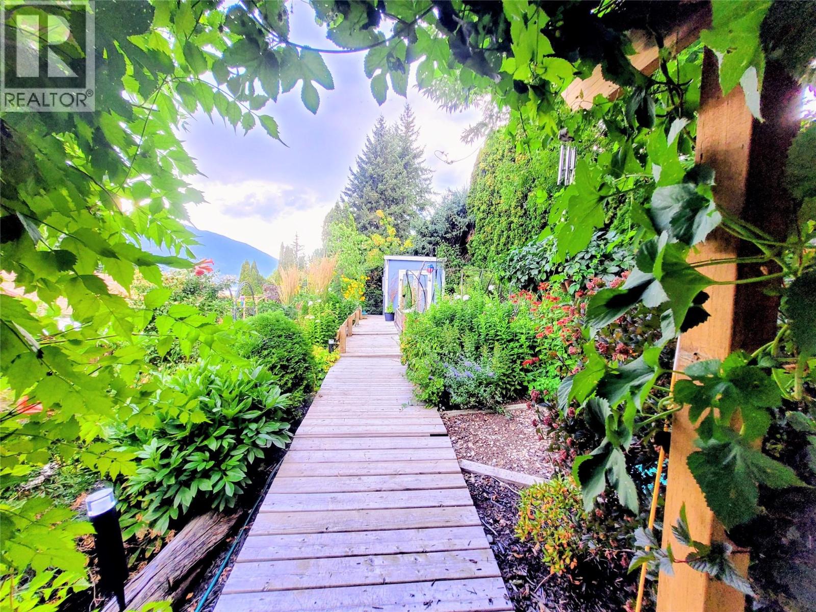 Photo 3 of 4410 Lakeshore Road Ne, Salmon Arm BC