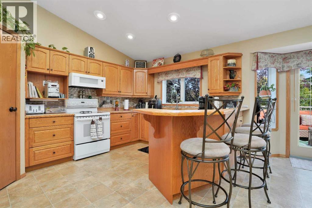 Photo 8 of 7 Revie Close, Red Deer AB