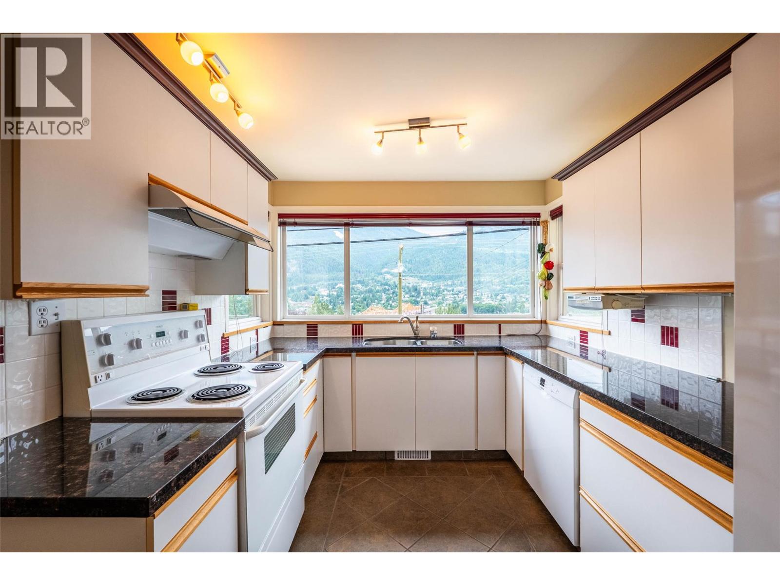 Photo 2 of 629 Johnstone Road, Nelson BC