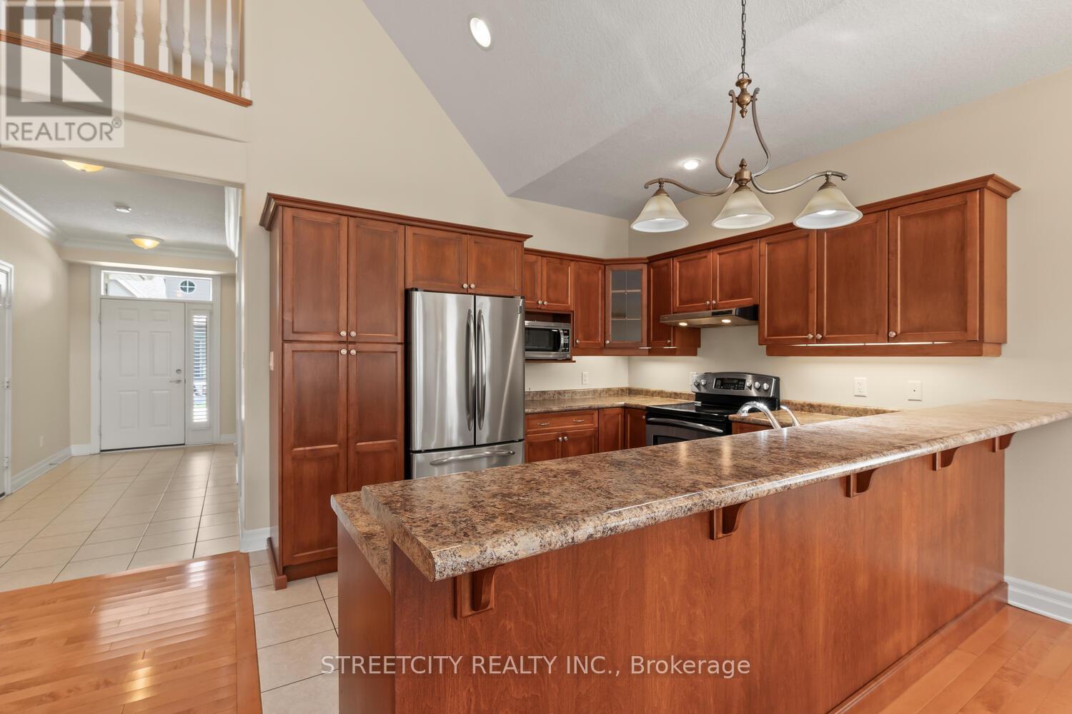 Photo 2 of 25 124 North Centre Road, London North ON