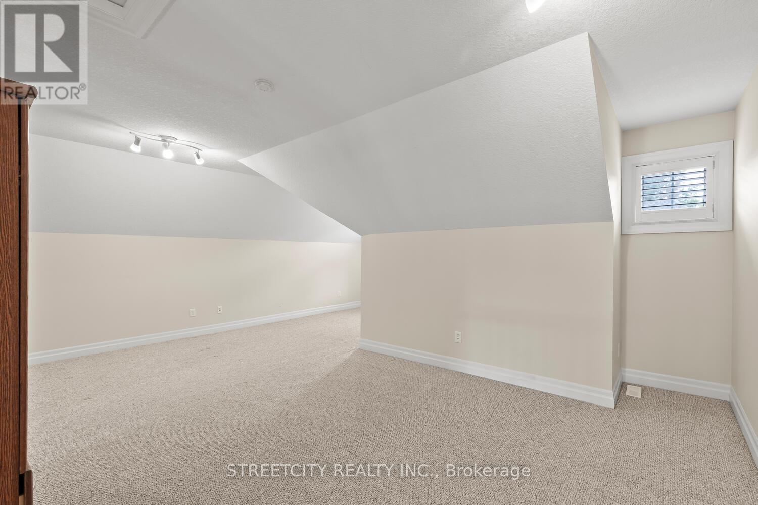 Photo 22 of 25 124 North Centre Road, London North ON