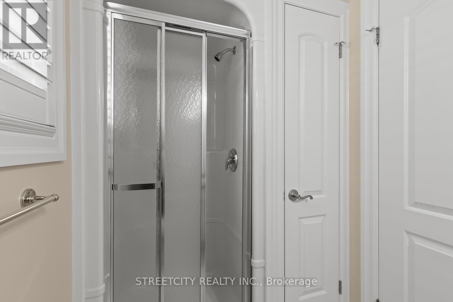 Photo 13 of 25 124 North Centre Road, London North ON