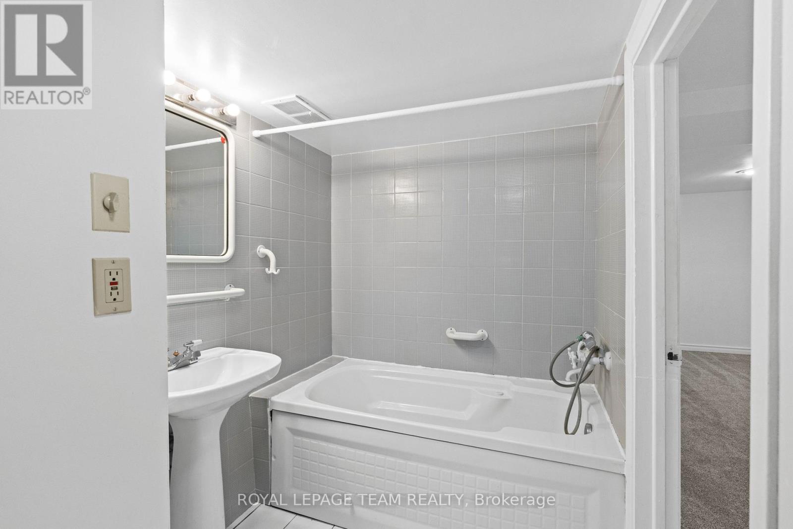 Photo 9 of 131 Acacia Avenue, Ottawa ON