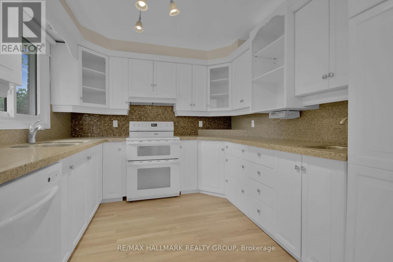 Photo 32 of 30 Brodeur Crescent, Ottawa ON