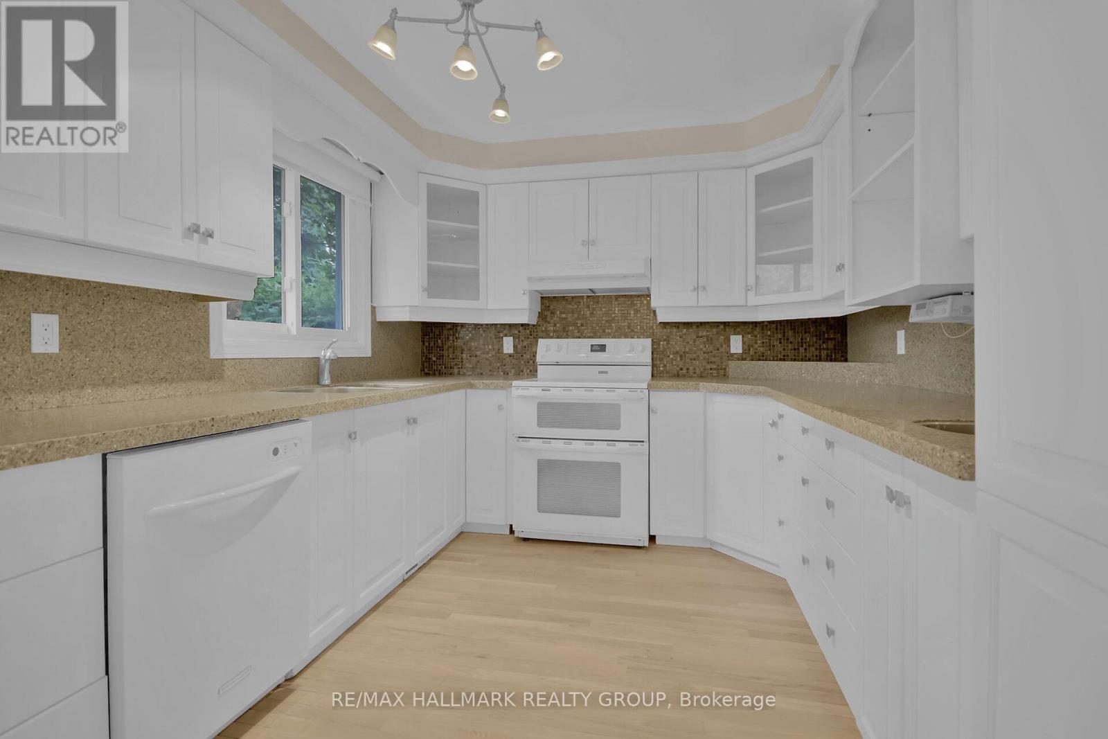 Photo 31 of 30 Brodeur Crescent, Ottawa ON
