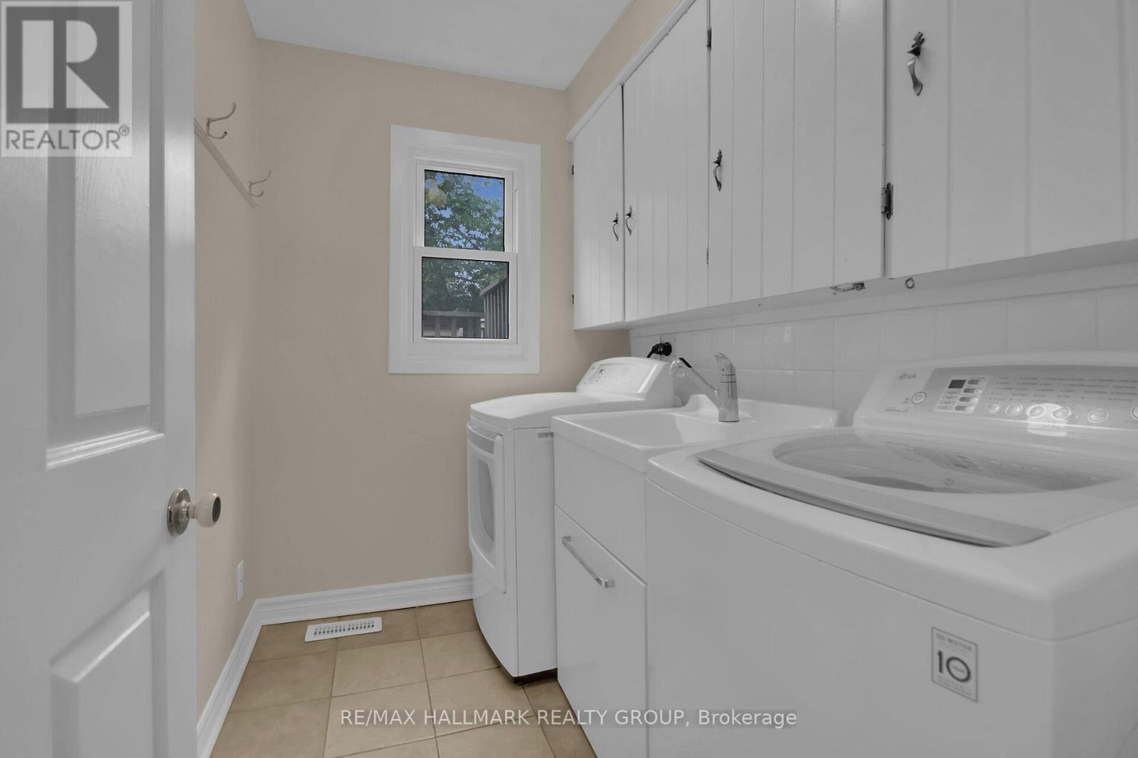 Photo 12 of 30 Brodeur Crescent, Ottawa ON