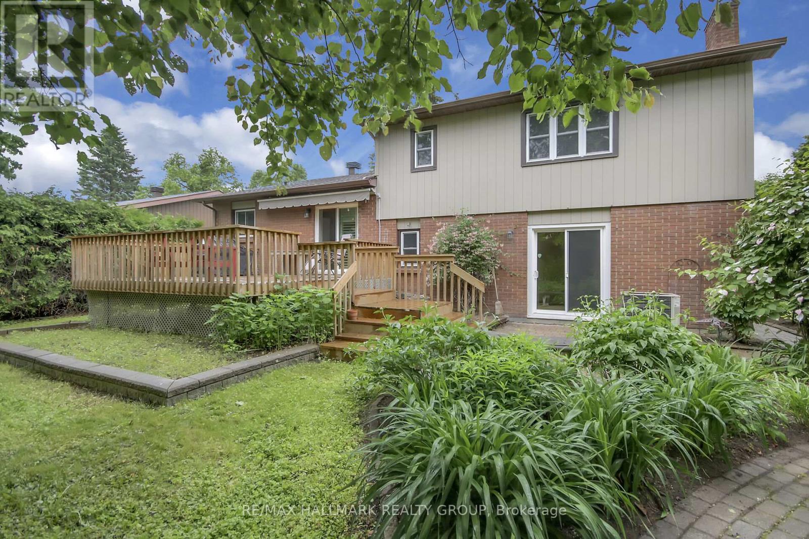 Photo 11 of 30 Brodeur Crescent, Ottawa ON