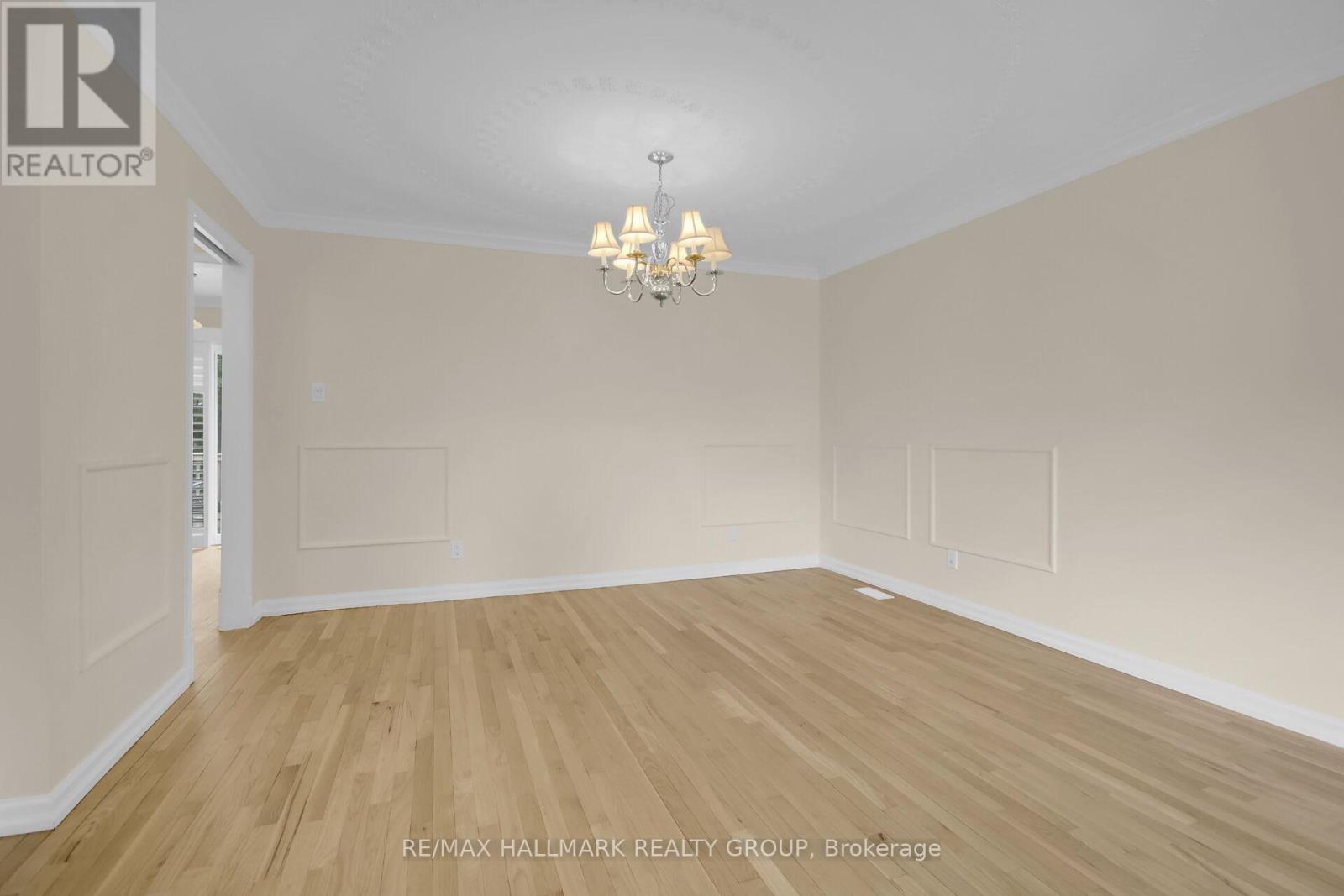 Photo 4 of 30 Brodeur Crescent, Ottawa ON