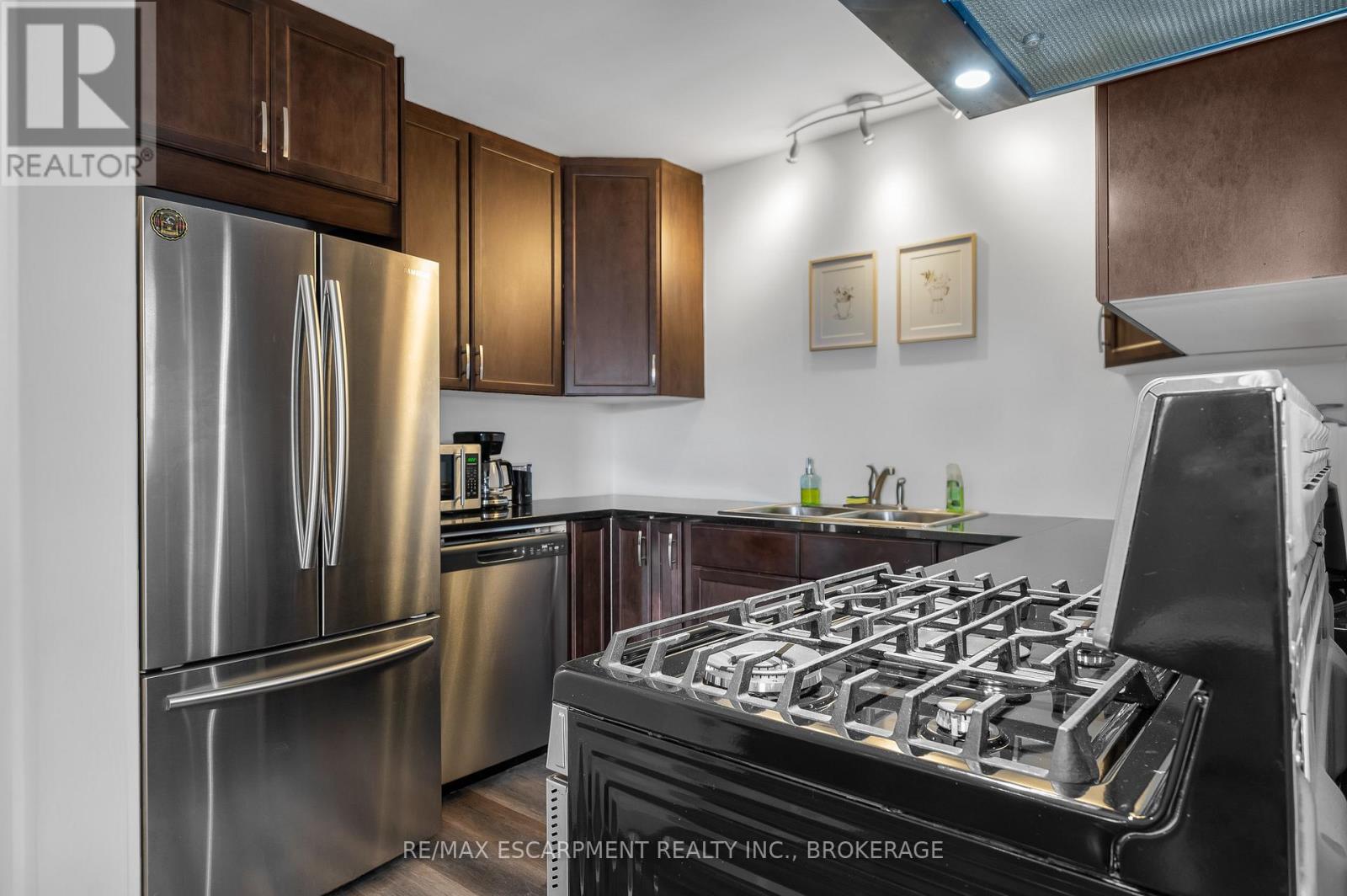 Photo 12 of Main 12 Parkview Crescent, Welland ON