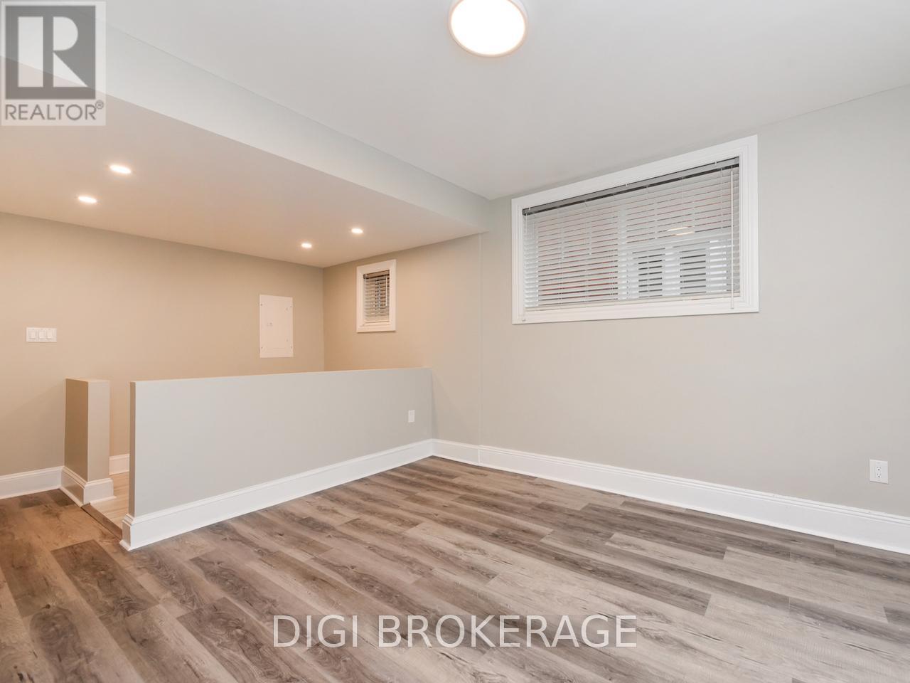 Photo 4 of 11 1 2 3 13 1 2 3 11 13 Acacia Avenue, Ottawa ON
