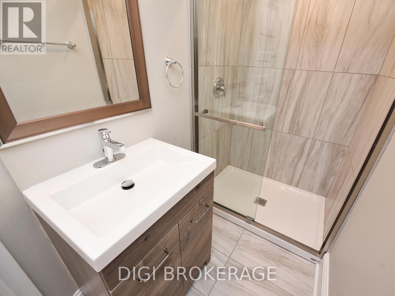Photo 6 of 11 1 2 3 13 1 2 3 11 13 Acacia Avenue, Ottawa ON