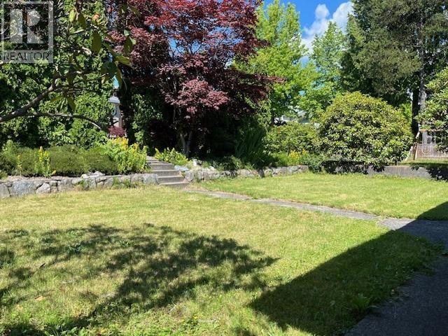 Photo 4 of 4840 Parker Street, Burnaby BC