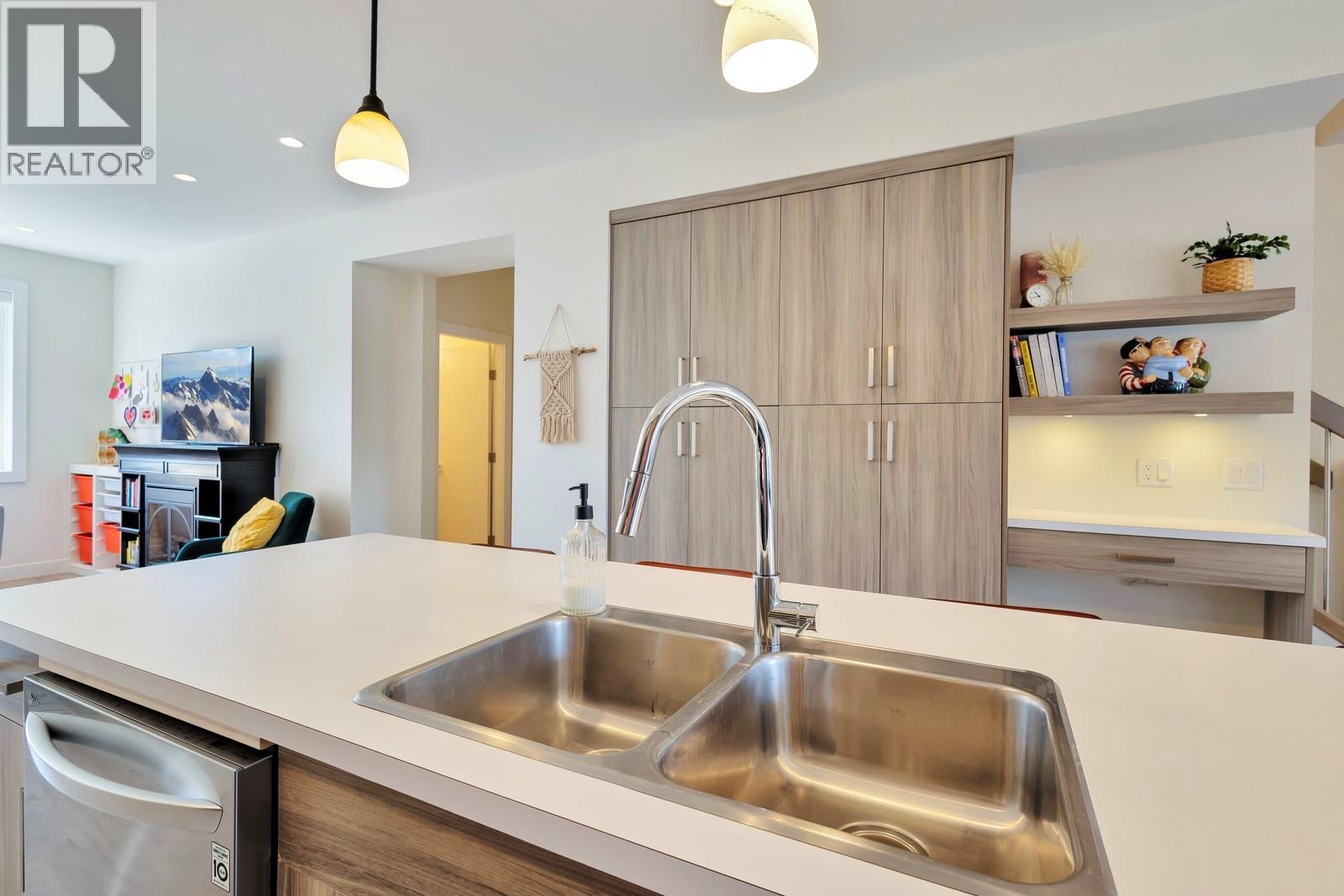  2733 Hewl Road, West Kelowna
