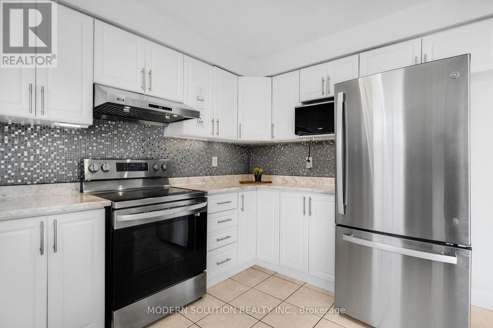 Photo 2 of 67 Roundstone Drive, Brampton ON