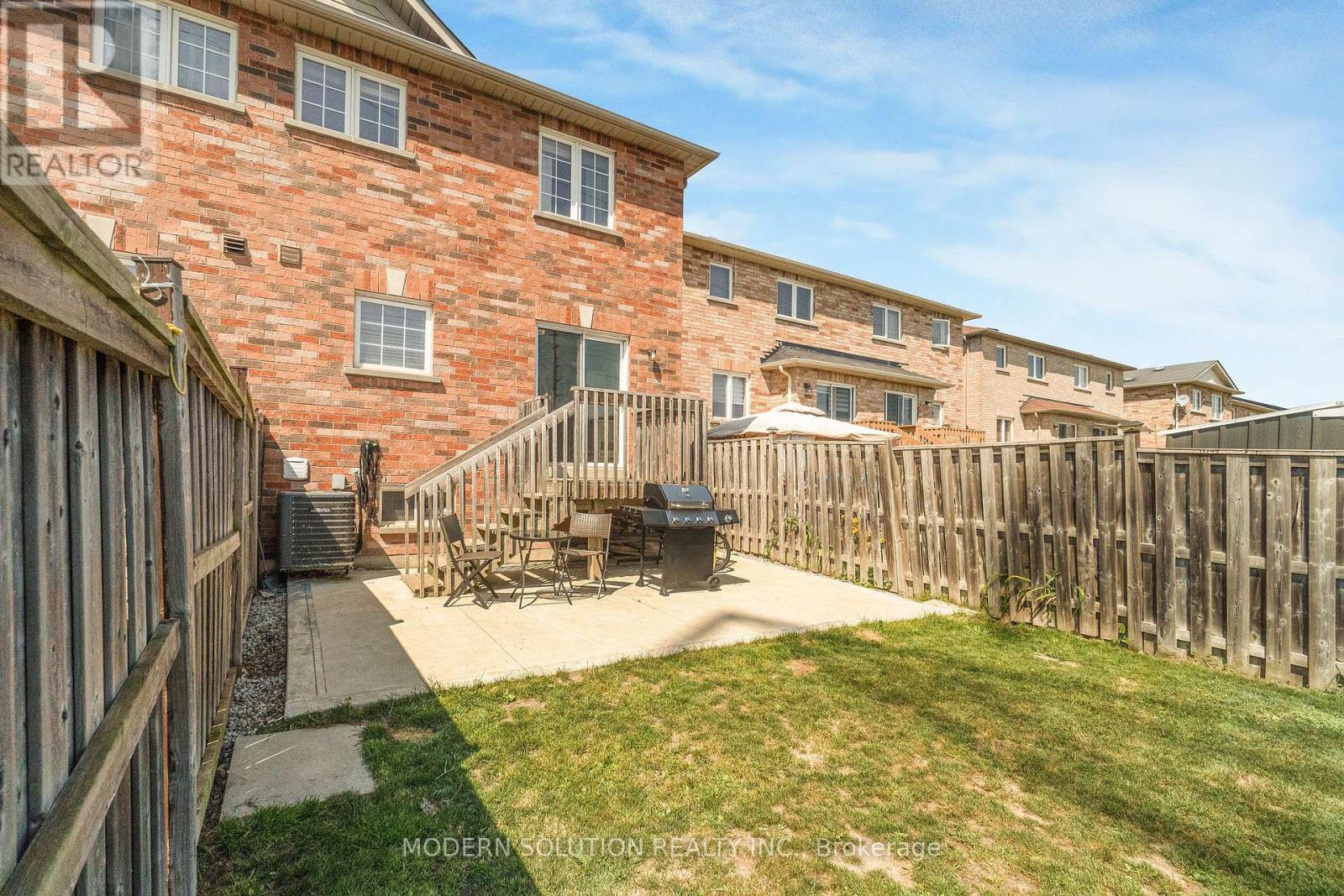 Photo 11 of 67 Roundstone Drive, Brampton ON