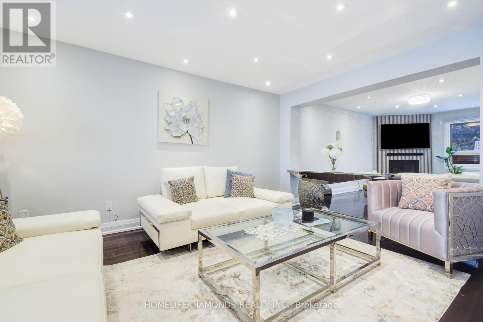 Photo 10 of 1549 Willow Way, Mississauga ON