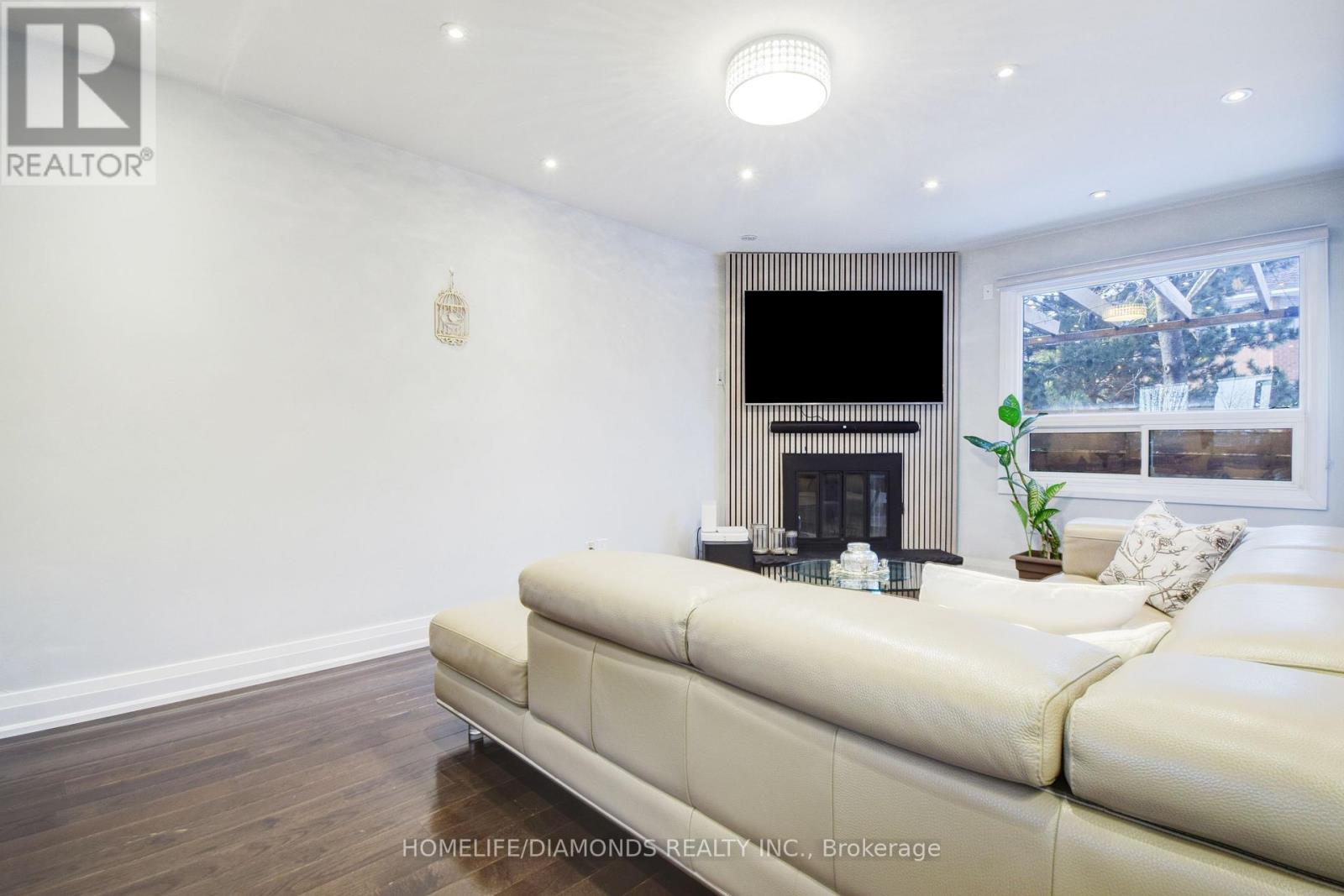 Photo 11 of 1549 Willow Way, Mississauga ON