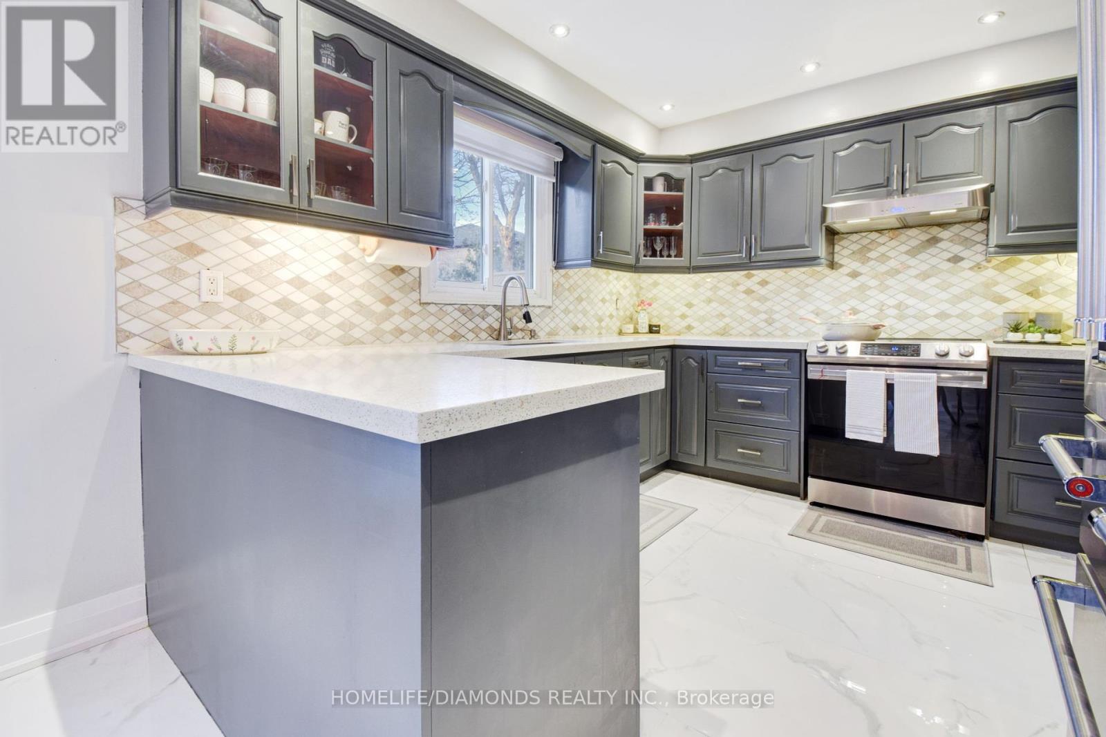 Photo 13 of 1549 Willow Way, Mississauga ON