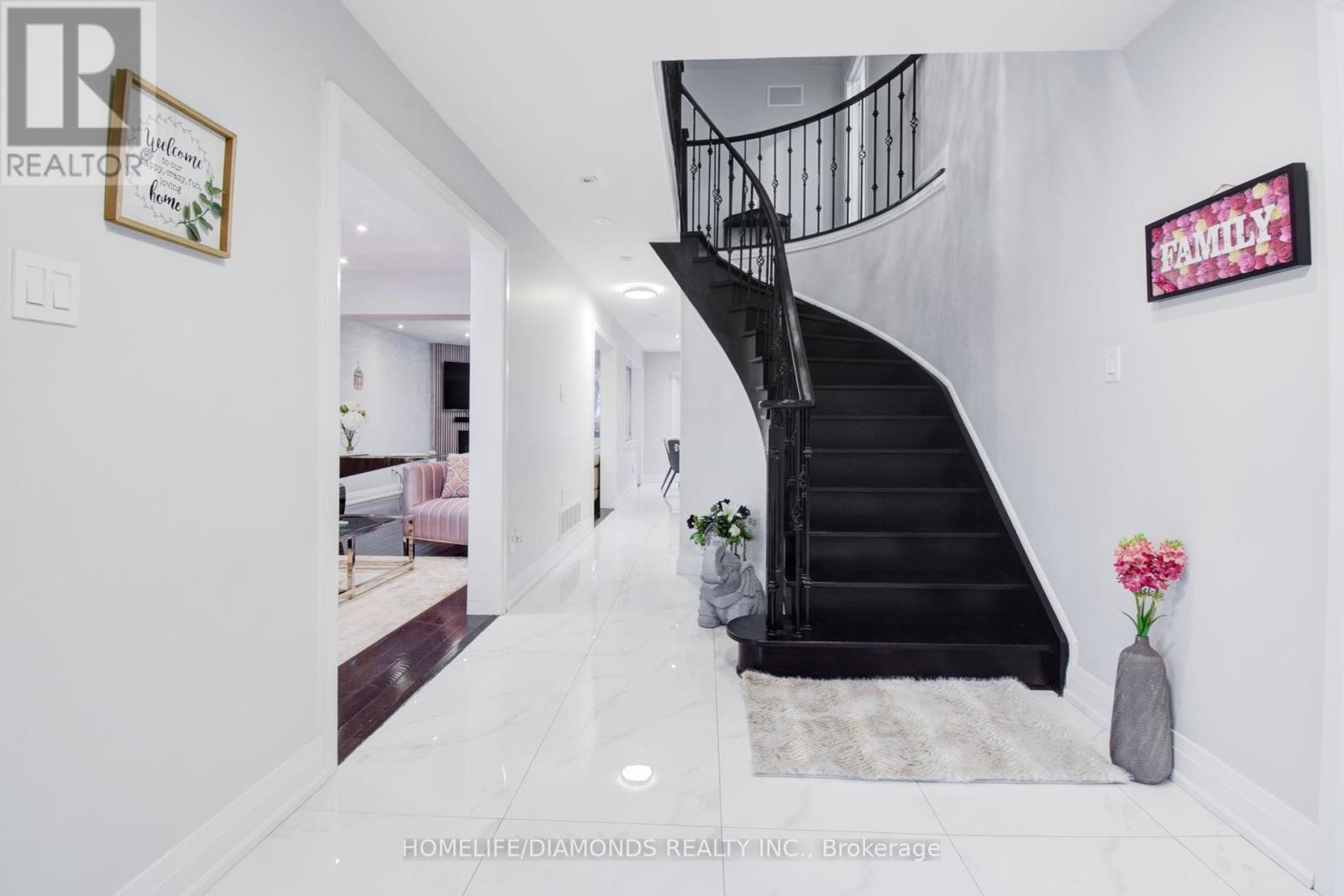 Photo 8 of 1549 Willow Way, Mississauga ON