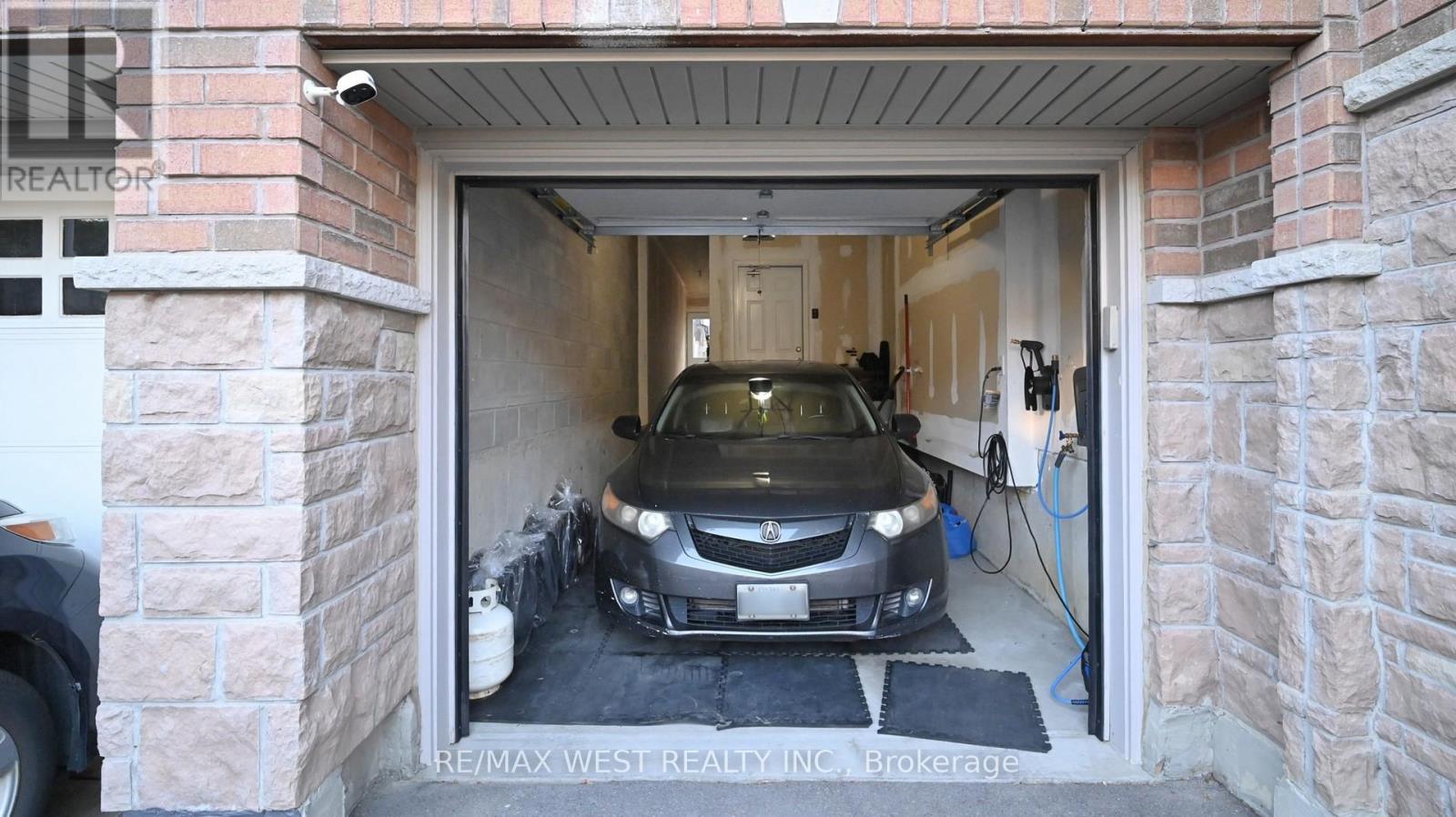 Photo 19 of 28 Yellowknife Road, Brampton ON