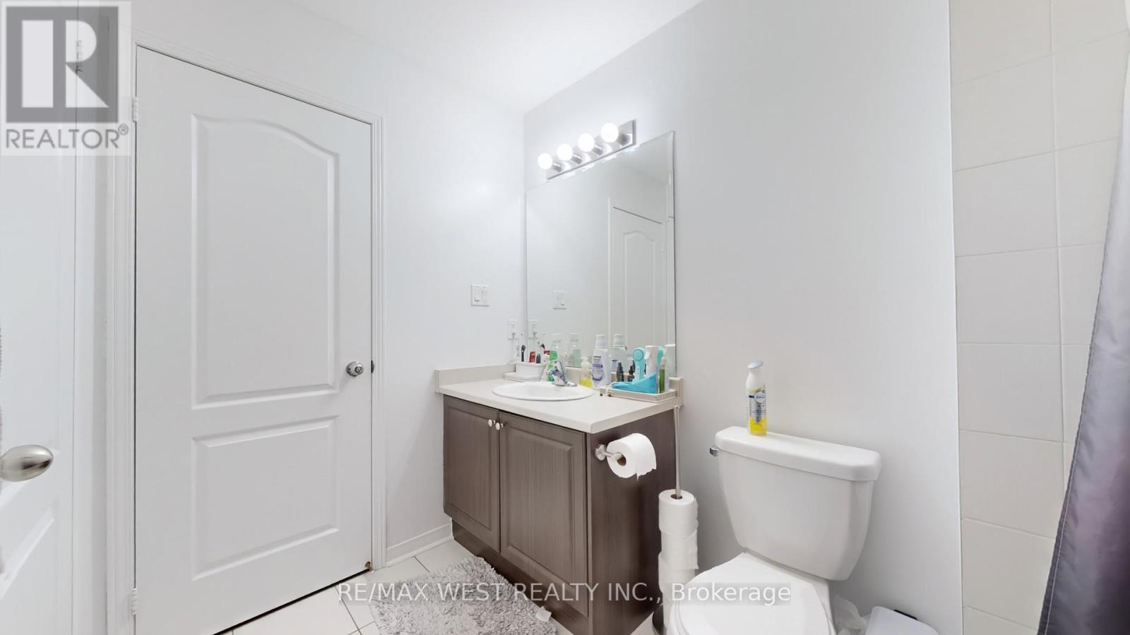 Photo 11 of 28 Yellowknife Road, Brampton ON