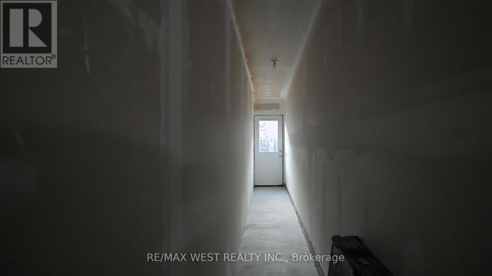 Photo 15 of 28 Yellowknife Road, Brampton ON