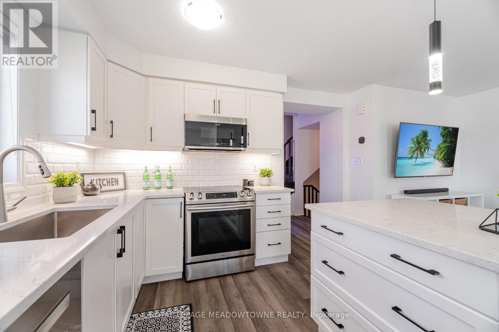 Photo 20 of 898 Cactus Point, Milton ON