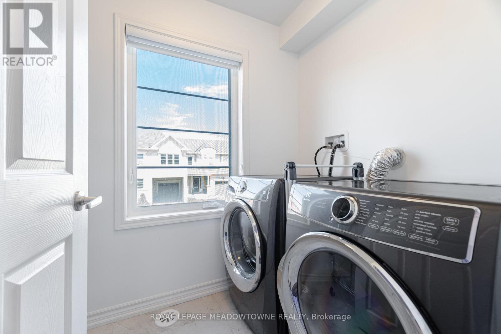 Photo 13 of 898 Cactus Point, Milton ON