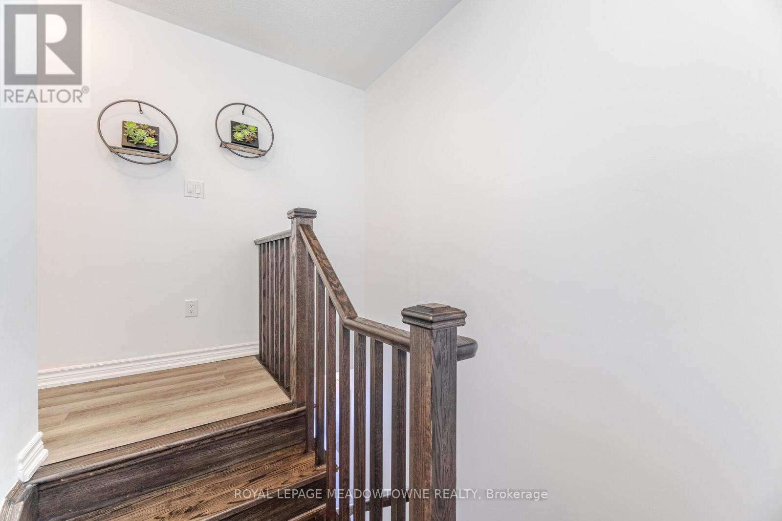 Photo 12 of 898 Cactus Point, Milton ON