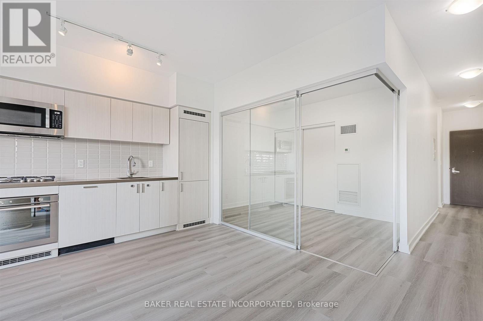 Photo 5 of 219 501 St Clair Avenue W, Toronto ON