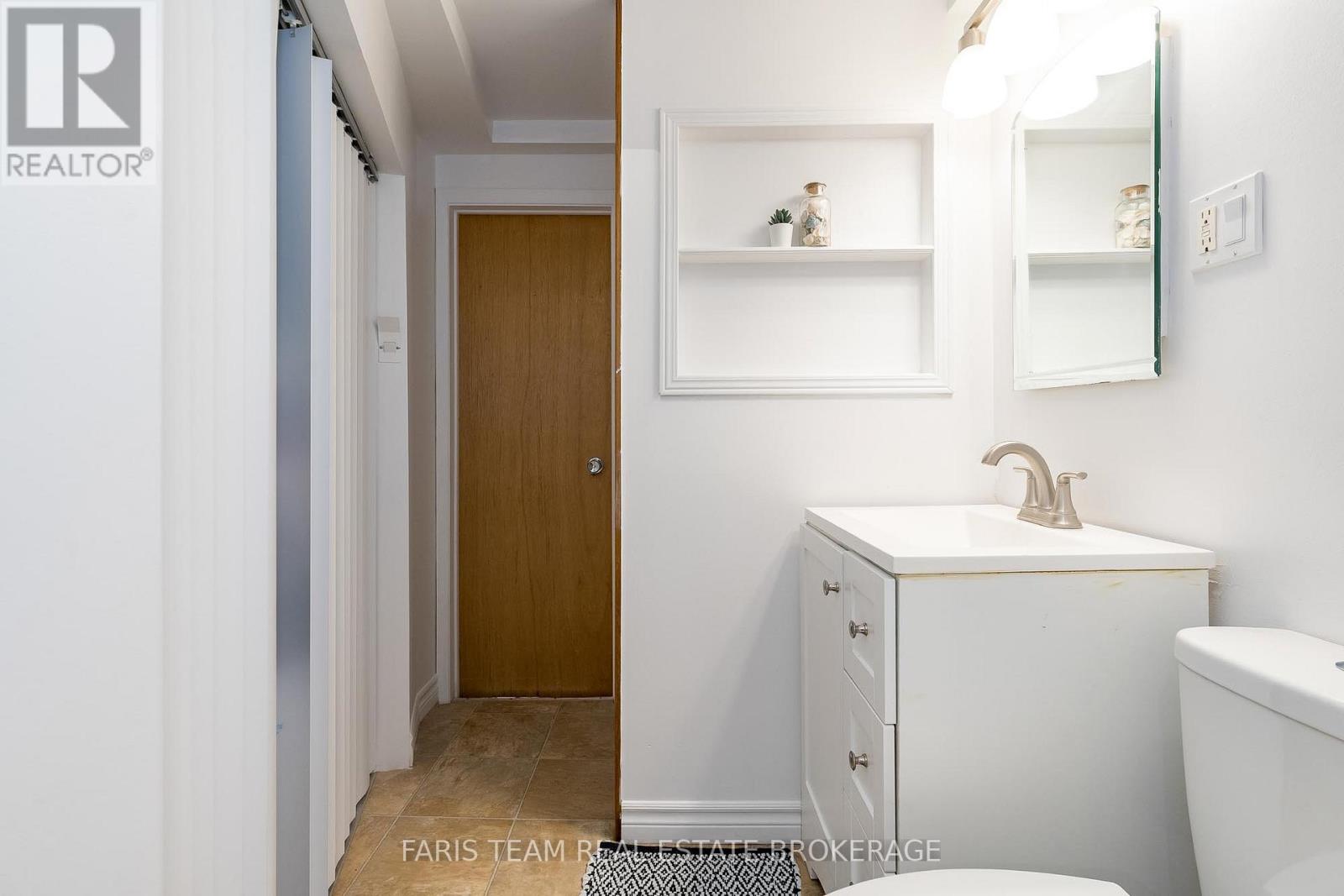 Photo 37 of 4 B Oak Street, Barrie ON