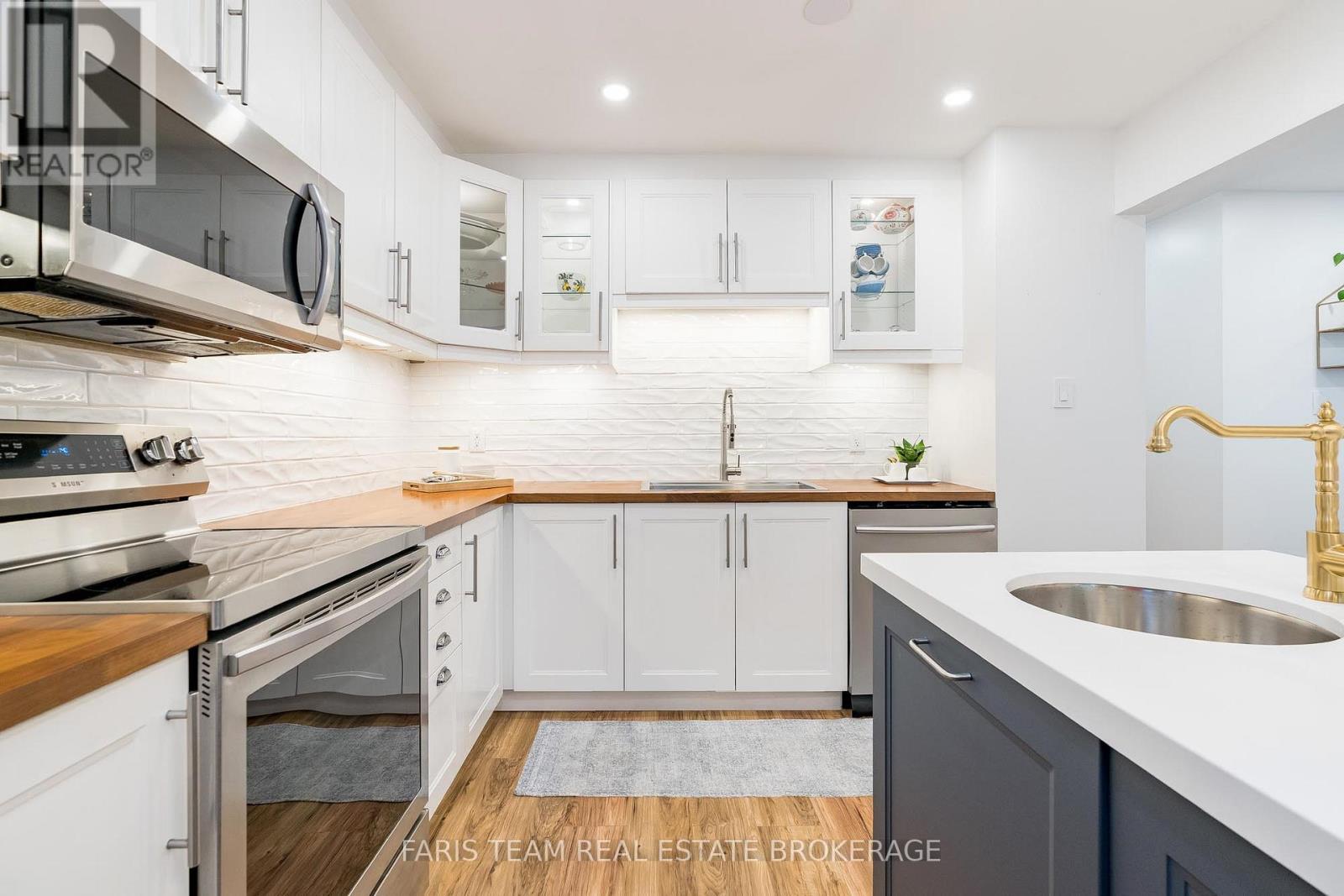 Photo 2 of 4 B Oak Street, Barrie ON